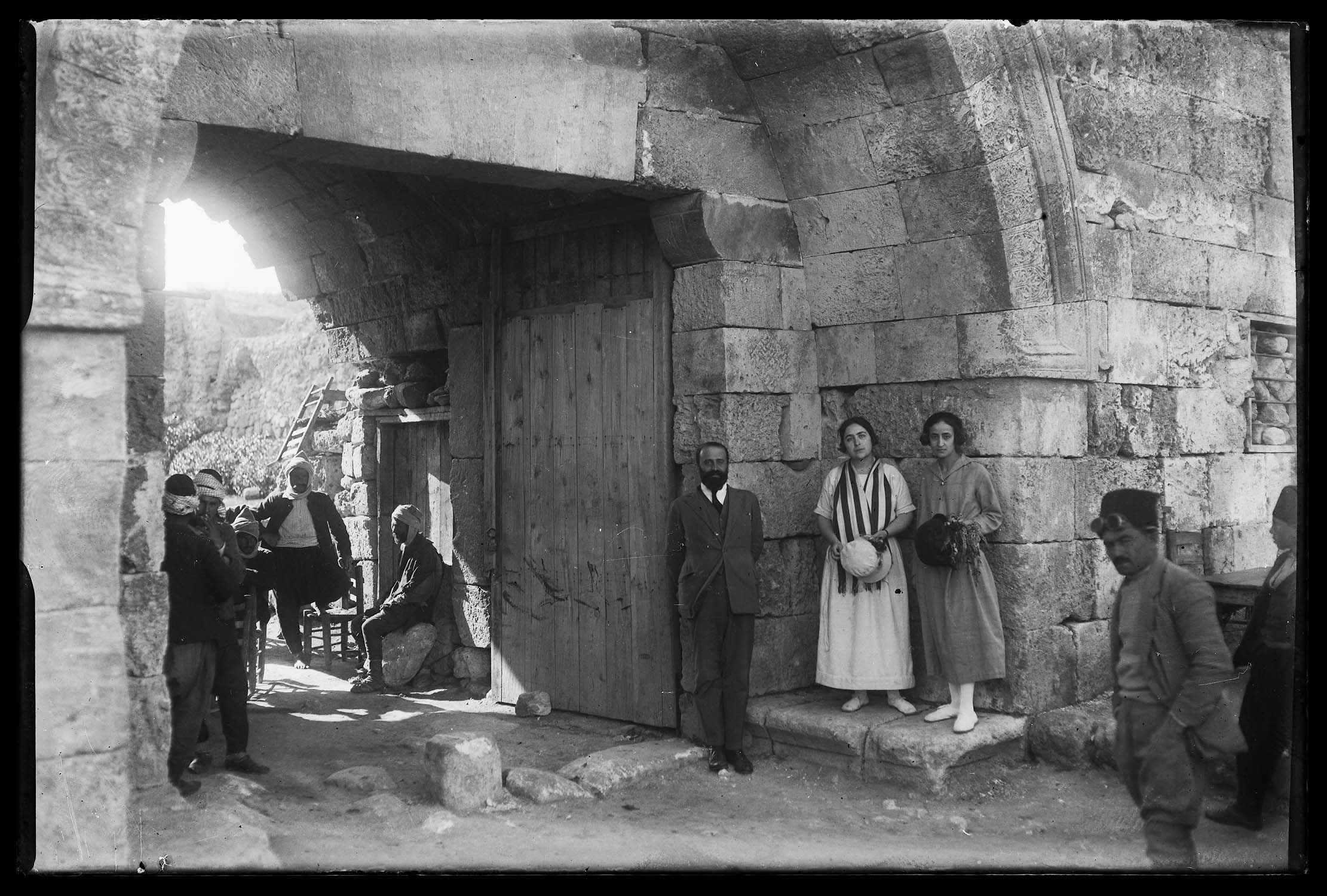 Compagnons d'Albert Gabriel à l'entrée du khan de Misis